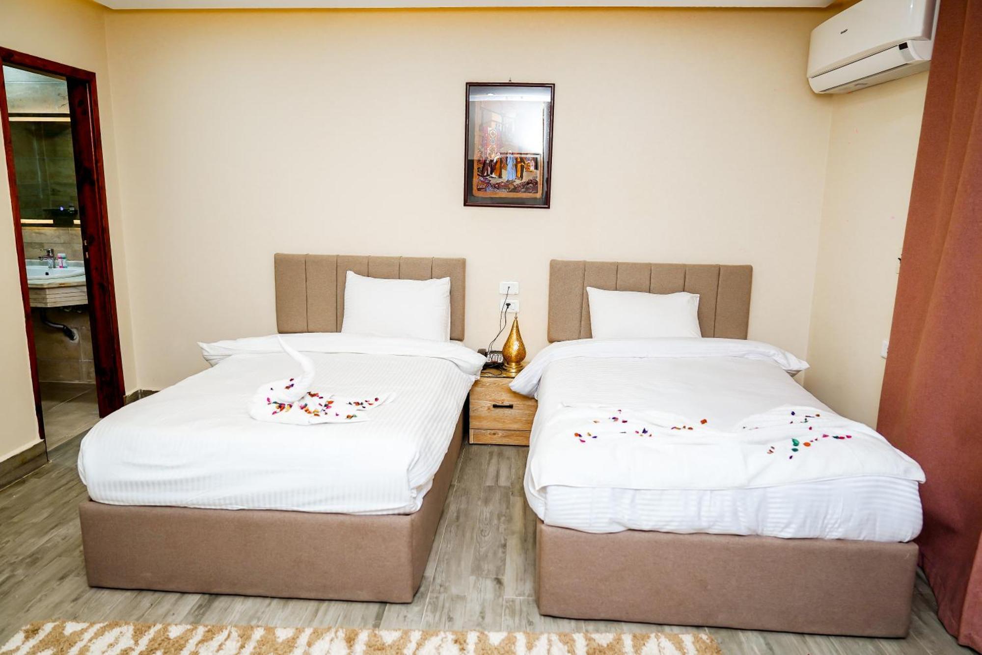 Pyramids Hotel Kafrat al Jabal Bagian luar foto