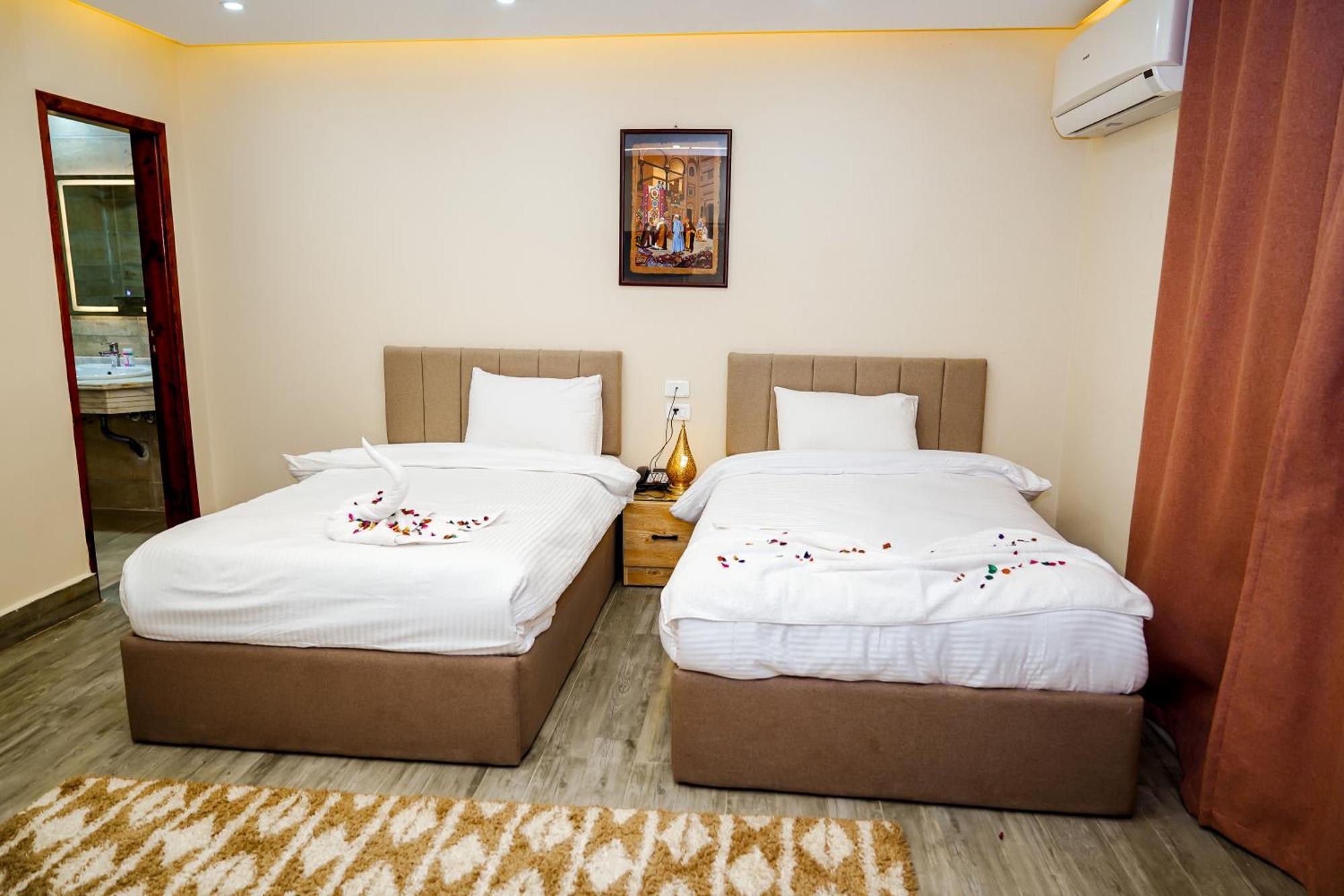 Pyramids Hotel Kafrat al Jabal Bagian luar foto